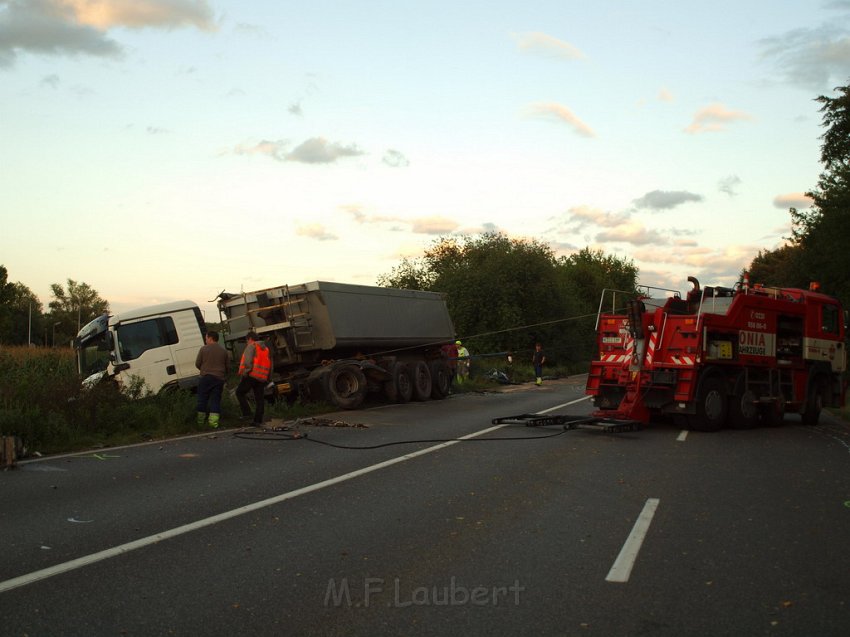 Schwerer VU Koeln Immendorf Kerkraderstr P452.JPG